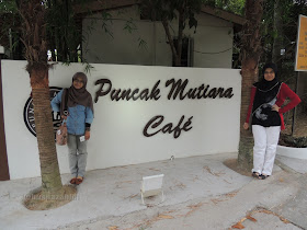 puncak mutiara cafe, pintu depan