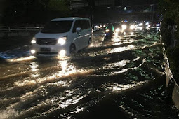Hujan Deras Genangi Jalanan di Jakarta Selatan, Lalu Lintas Macet Parah