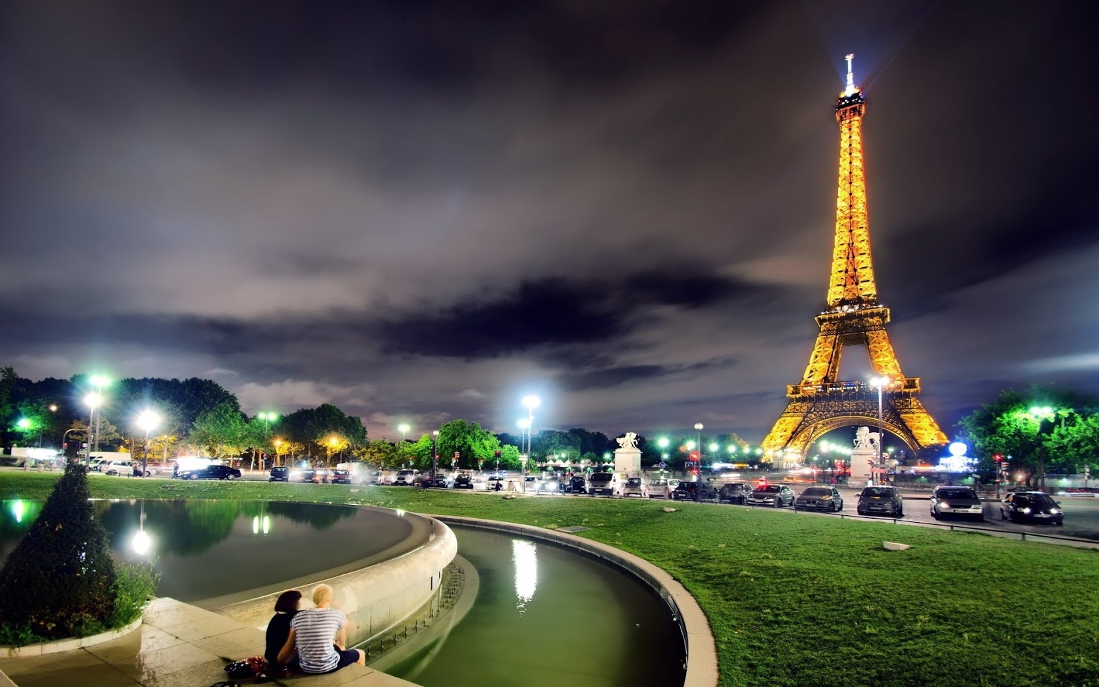 eShowBiz: Eiffel Tower At Night Awesome View