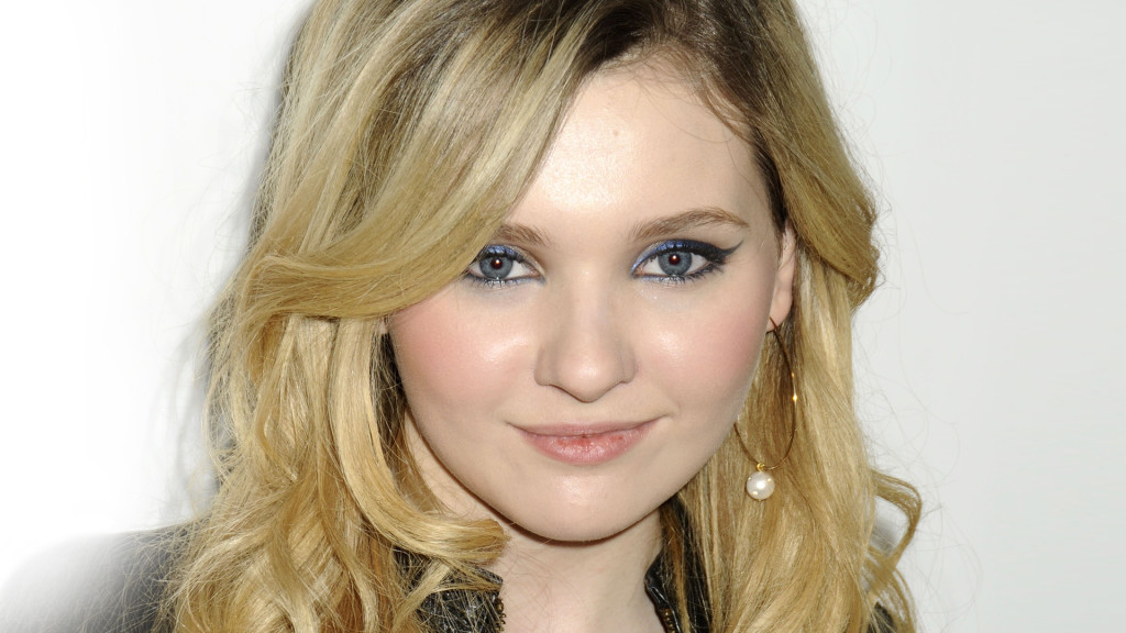 Hollywood Actress Abigail Breslin HD Images and Wallpapers