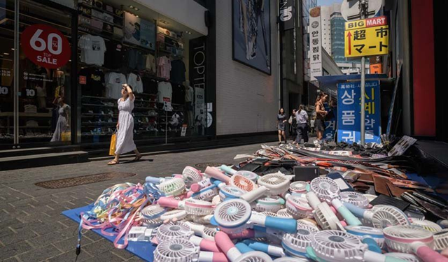 Electric fans are displayed for sale on a street in the Myeongdong shopping district in Seoul on 1 August 2018. Temperatures in Seoul reached 39.6°C (103.3°F) on August 1, marking the highest for the city in 111 years of recordkeeping. Photo: Ed Jones / AFP / Getty Images