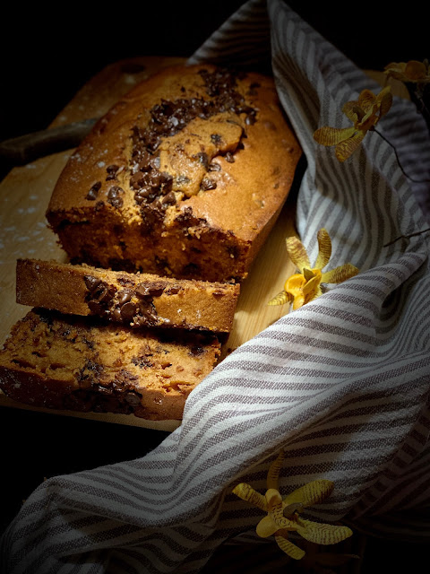 Bizcocho sin harina, con galletas molidas y chips de chocolate