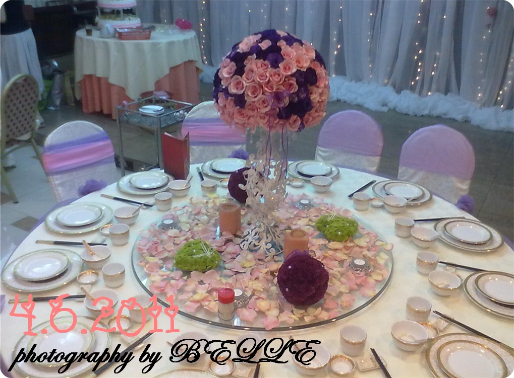 turquoise and pink wedding centerpieces with feathers