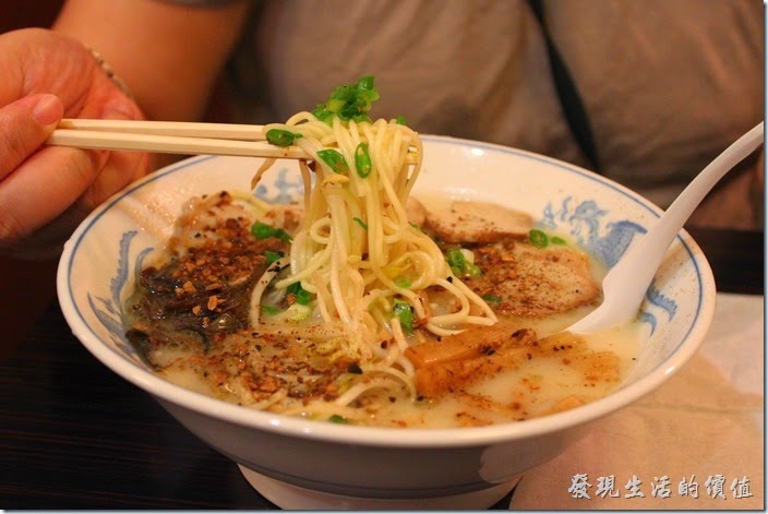 日本九州在地的好味道【熊本拉麵 こむらさき本店】。王樣拉麵，日幣620円，熊本拉麵的招牌拉麵，有叉燒肉、木耳絲、筍乾、蔥花，吃得到蒜頭味，但不至於讓人討厭，個人覺得非常好吃，超推薦的拉麵，而且豚骨湯頭適中不是很鹹，麵條滑順。