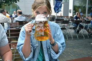 Las mujeres que beben más cerveza son más fieles según un estudio científico