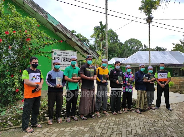 ACT Kalsel Salurkan Bantuan 40 Mushaf Al-Quran untuk Ponpes Darul Inaabah Terdampak Banjir