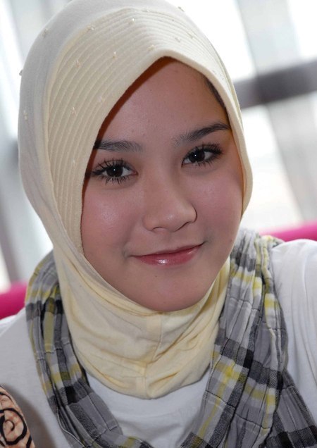Artis Indonesia Tercantik Memakai Jilbab Gaya Busana Muslim