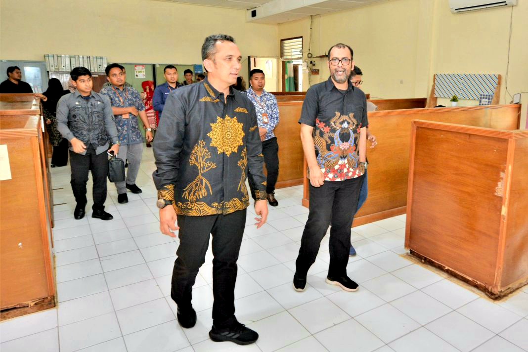 Pj Wali Kota Sabang, Reza Fahlevi, melakukan inspeksi mendadak ke Dinas Penanaman Modal, Pelayanan Terpadu Satu Pintu dan Tenaga Kerja Kota Sabang, Kamis (24/11/2022).