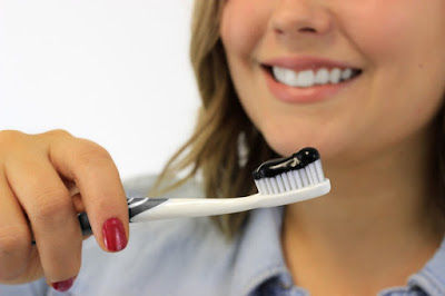 Đánh răng bằng than hoạt tính có hiệu quả không? 