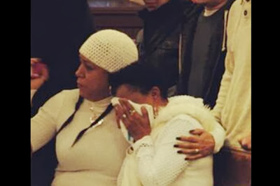Madre de "Macho" Camacho desconsolada en la misa de aniversario luctuoso 