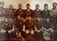 Selección de ESPAÑA - Temporada 1952-53 - Ramallets, Navarro, Biosca, Segarra, Miguel Muñoz, Bosch, Ignacio Eizaguirre; Basora, Venancio, Kubala, Moreno y Gaínza - CHILE 1 (Muñoz), ESPAÑA 2 (Venancio y Kubala) - 12/07/1953 - Partido amistoso - Santiago de Chile, Chile, estadio Nacional - Alineación: Ramallets; Navarro, Biosca, Segarra; Muñoz, Bosch; Basora, Venancio, Kubala, Moreno y Gaínza