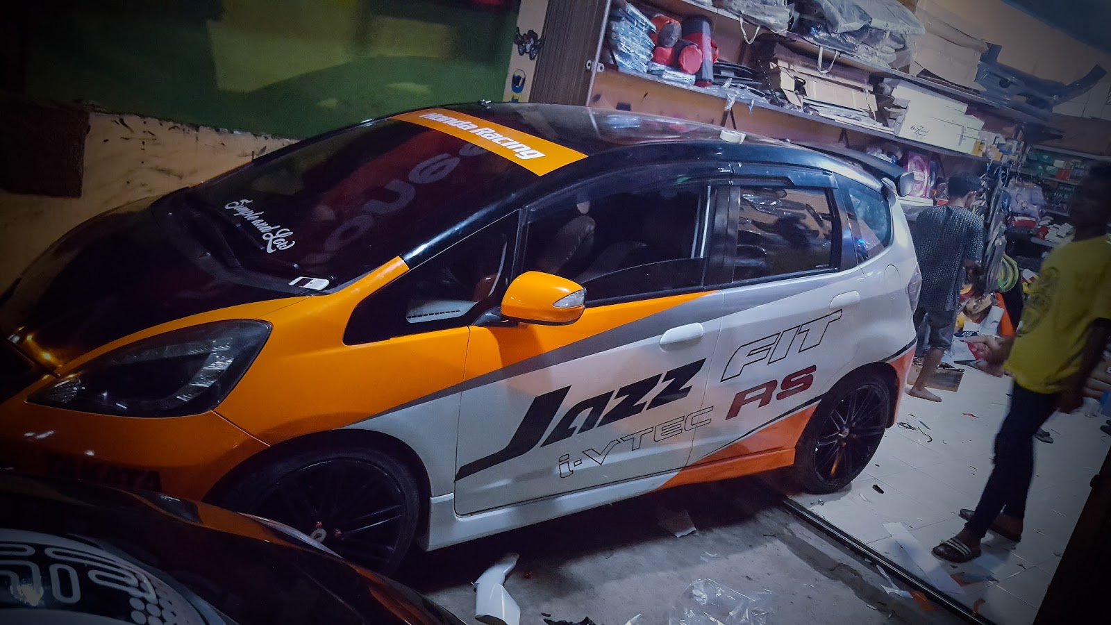 Gambar Cutting Sticker Mobil Putih Duniaotto