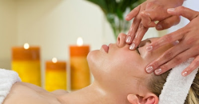 Cách massage điều trị nếp nhăn ở mắt bằng dầu dừa