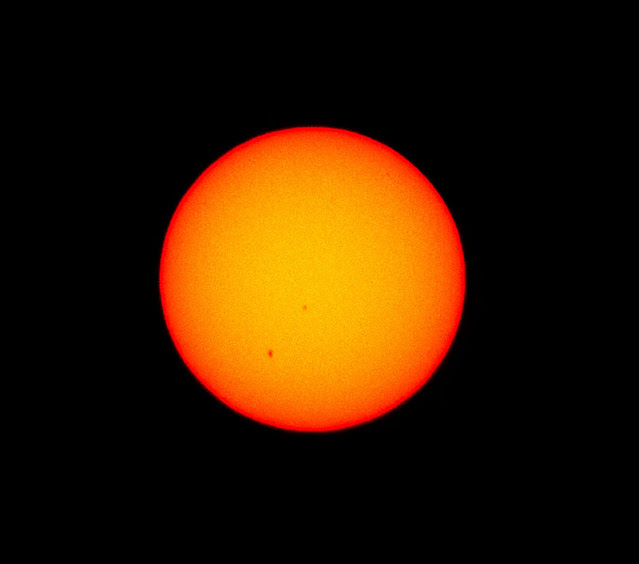 Pre-eclipse photo of the sun; DSLR, 300mm, 1/1000 sec (Source: Palmia Observatory)
