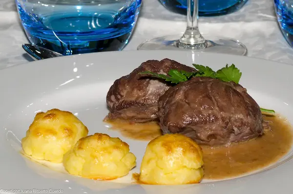 Carrilleras de cerdo ibérico al vino tinto acompañadas de patatas duquesa