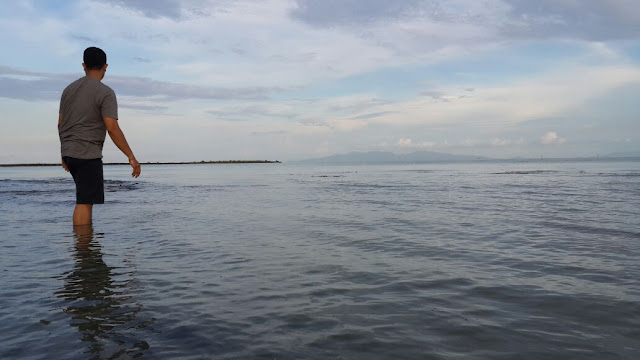 Air laut pantai alami yang tenang