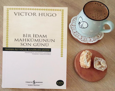 Bir İdam Mahkumunun Son Günü ise “Bir kitap okudum ve hayatım değişti.” cümlesi, tüm mecazlardan sıyrılıp gerçek bir anlama bürünüyor. Ölümsüz yazar Victor Hugo’nun 1829 yılında kaleme aldığı roman, yazarın Paris’teki ünlü Greve Meydanı’nda gerçekleştirilen bir idama tanıklık etmesinden ilham alıyor.  Bir İdam Mahkumunun Son Günü, 19’uncu yüzyıl Fransa’sını gerçekçi bir biçimde yansıtması bakımından tarihi ve toplumsal bir kaynak olarak değerlendiriliyor. Yazarın henüz 27 yaşındayken takma bir adla yayımladığı eser, döneminin siyasi ve sosyolojik yapısına bir eleştiri niteliği taşıyor.