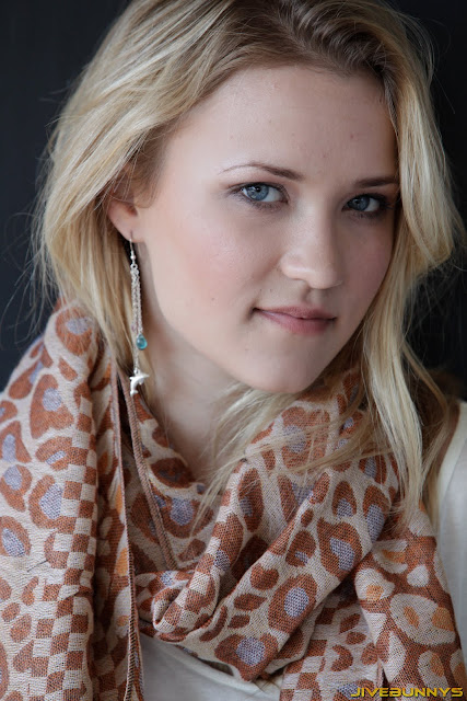  Singer Emily Osment in Stylish Sweet Wool Scarf Fashion   
