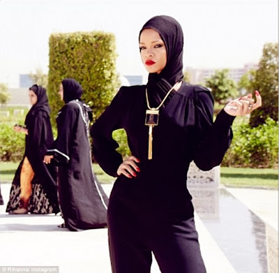 Foto Rihanna Berjilbab