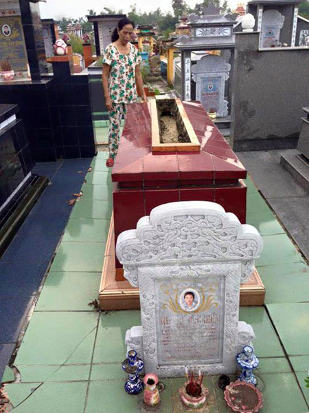 Hình ảnh người mẹ già và ngôi mộ của nữ tuyển thủ Nguyễn Thị Hiền. 