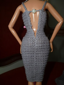 vestido de crochê para boneca Barbie com detalhe nas costas