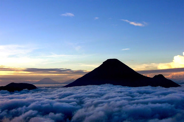 Gunung Sindoro Dengan Banyak Puncak Palsu