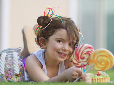 foto de niña con dulces  