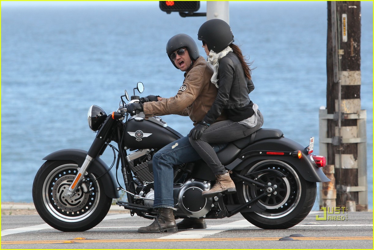 https://blogger.googleusercontent.com/img/b/R29vZ2xl/AVvXsEiZBm7bloO-meA0XMmsWK55amj5n7XwI1WHLQtTRiKsCvaJEPCKFUq8lZ2h9ADIQDNnz5pq2rT9ANGF9TpVCuDXWwoQFHu2sGVADUFTjJzRnmKKPDvcagF4MuGTn2dzxs0PE_hvI8JC9y41/s1600/jessica-biel-gerard-butler-motorcycle-ride-19.jpg