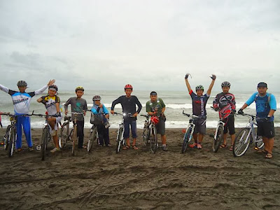 Berpose bersama di pantai Depok, bantul