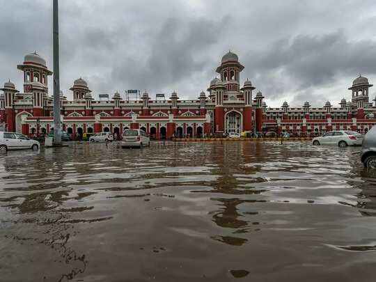 उत्तर प्रदेश में मूसलाधार बारिश से लोगों का हाल बेहाल, 2 दिन स्कूल कॉलेज बंद रखने के आदेश, अलग-अलग हादसों में 45 से अधिक की मौत