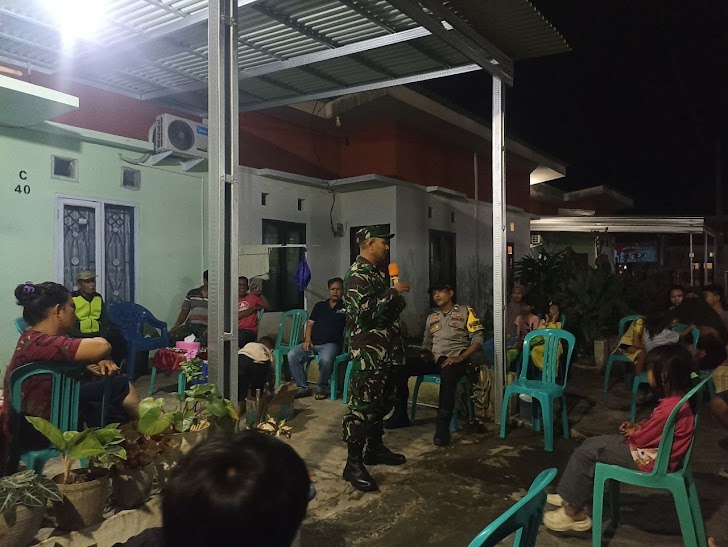 Komsos Dengan Warga, Babinsa Koramil 1426-03/Galut Rutin Pantau Wilayah Binaan Pada Malam Hari 