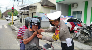 Operasi Patuh Candi 2022, Polres Blora Razia Helm Tidak Layak Pakai