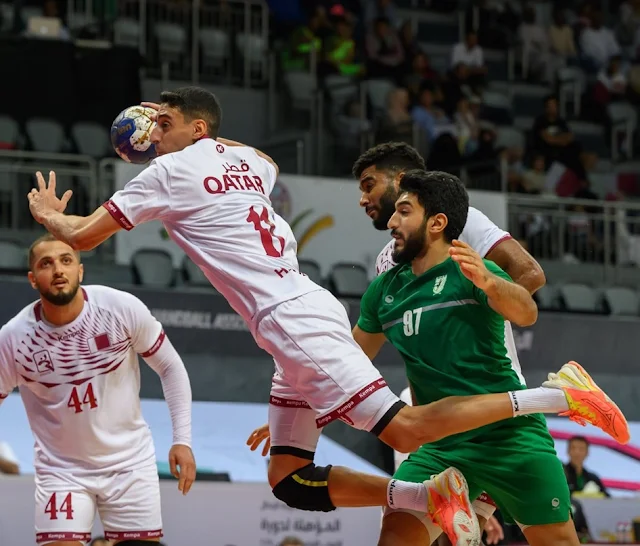 Jogador do Catar se preparando para chutar contra o gol da Arábia Saudita