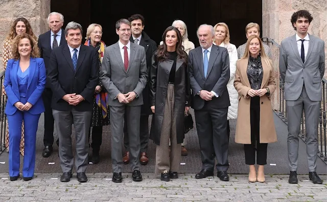 Queen Letizia wore a new Berlin black lamb leather trench coat by Lottusse. Pomandere slightly wide leg cut and pleats trousers