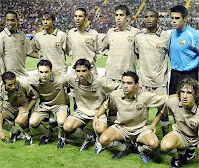 F. C. BARCELONA - Barcelona, España - Temporada 2004-05 - Ronaldinho, Van Bronckhorst, Márquez, Oleguer, Eto'o y Víctor Valdés; Giuly, Iniesta, Deco, Xavi y Puyol - LEVANTE U. D. 1 (Rivera) F. C. BARCELONA 1 (Eto'o) - 14/05/2005 - Liga de 1ª División, jornada 36 - Valencia, estadio Ciutat de Valencia - El Barcelona, con Frank Rijkaard de entrenador, se proclama Campeón de Liga