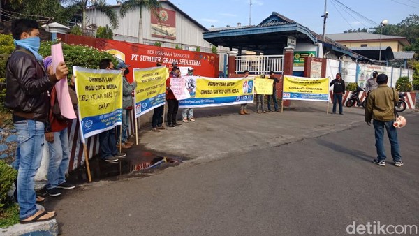 Tuntut THR, Buruh di Jombang Sebut RUU Cipta Kerja Lebih Jahat dari Corona