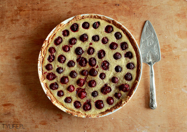 tart with almonds