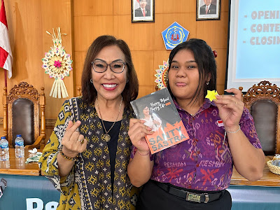 Santy Sastra Menginspirasi Generasi Muda melalui Pelatihan Public Speaking di Desa Dauh Puri Kelod