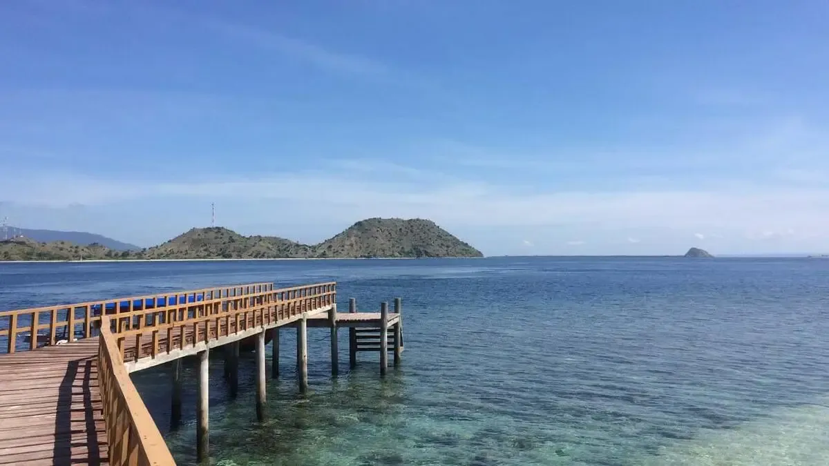 Dermaga kayu Pulau Kenawa