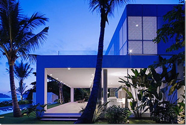 De perfil. Casa projetada por Isay Weinfeld e fotografada por Nelson Kon