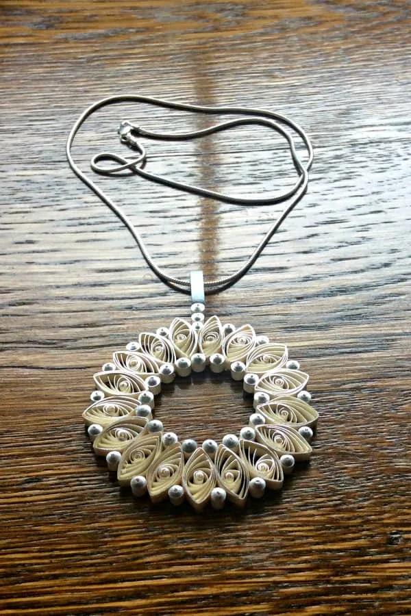 circular quilled pendant made with metallic edge quilling paper