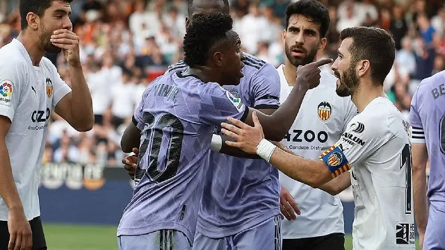 video-showing-what-happened-between-Vinicius-and-a-Valencia-fan