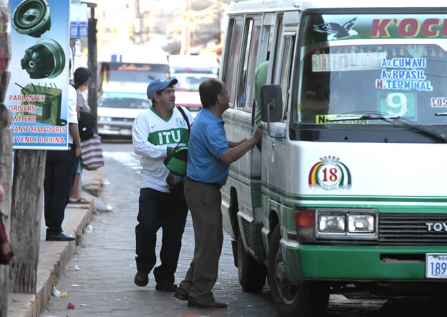 En Santa Cruz el 90 por ciento estaciona su vehículo en 'doble fila'