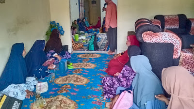 Waka DPRD Kampar Fahmil, ME.Bantu Alat Hadrah (Rebana) Kepada Ibu Jamaah Yasin Desa Siabu 