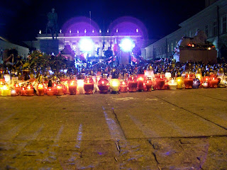 candles Poland Lech Kaczynski Warsaw Warszawa Mourners plane crash Poles Polish scouts funeral Presidential Palace Pilsudski prayer praying