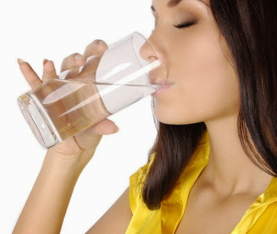 How to detect the lack of water in your body How much water should we drink daily heart health digestion Headaches and migraine skin problems dehydration Helps to lose weight