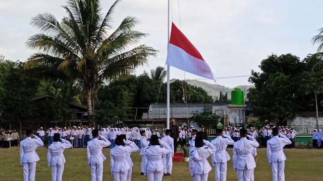 Kapolsek Maluk Kompol Sidik Prya Mursita Pimpin Upacara Penurunan Bendera HUT Ke 77