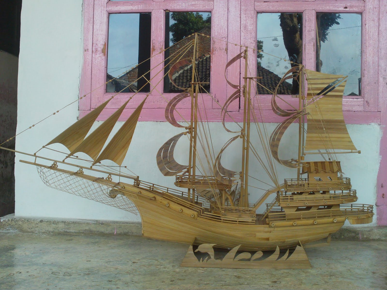 miniatur kapal  layar dari  bamboo by okalpuger seni itu 