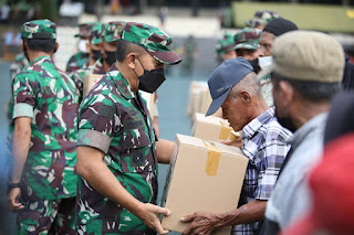 Pangdam Hasanuddin Berikan Ribuan Bingkisan Ramadhan Kepada Kaum Dhuafa