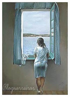 mulher olhando pela janela